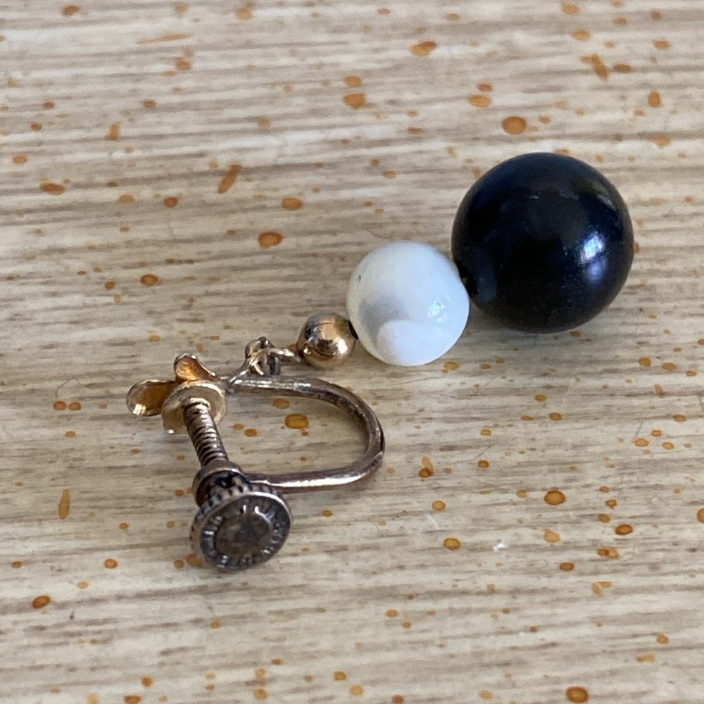 Elegant Mother of Pearl and Onyx Earrings - Picture 3 of 3